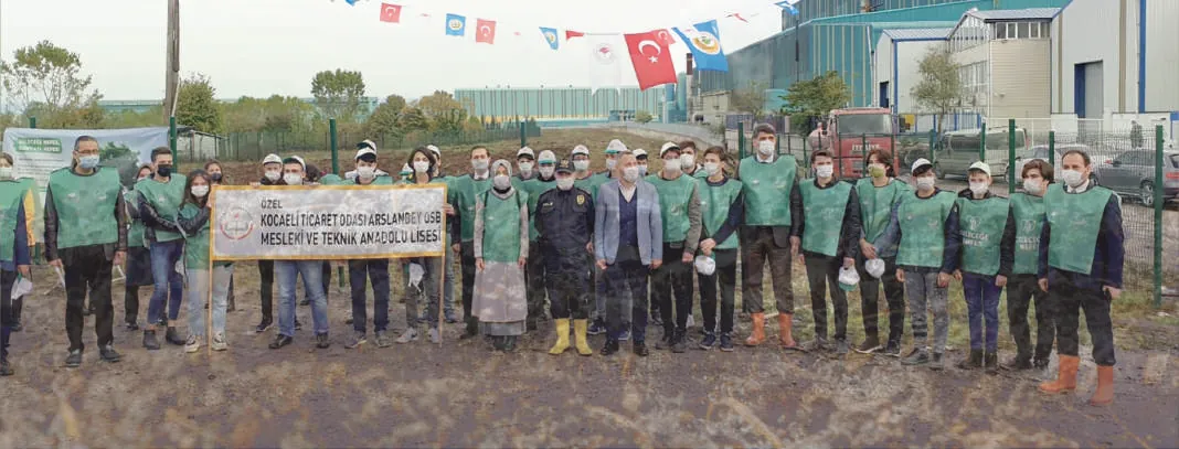 Birsoy çalışanları fidan dikiminde
